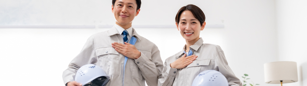 胸に手を当てて笑顔で対応するスタッフたち