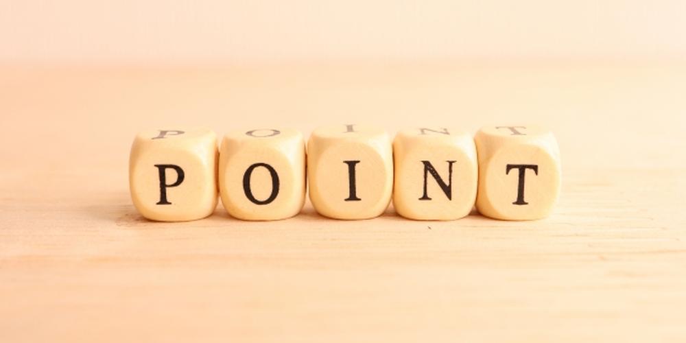 木製のキューブにアルファベットで「POINT」と書かれている様子