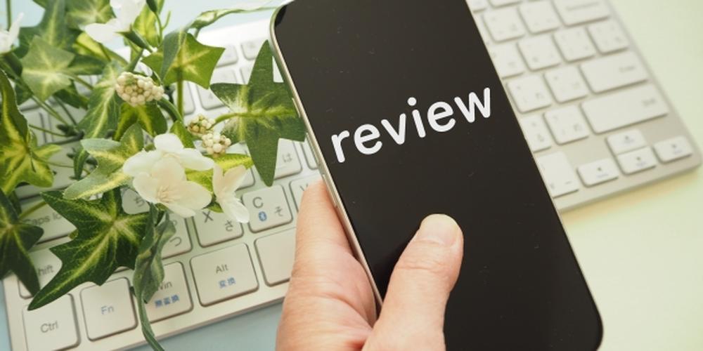 スマートフォンに「review」と表示されたレビューのイメージ