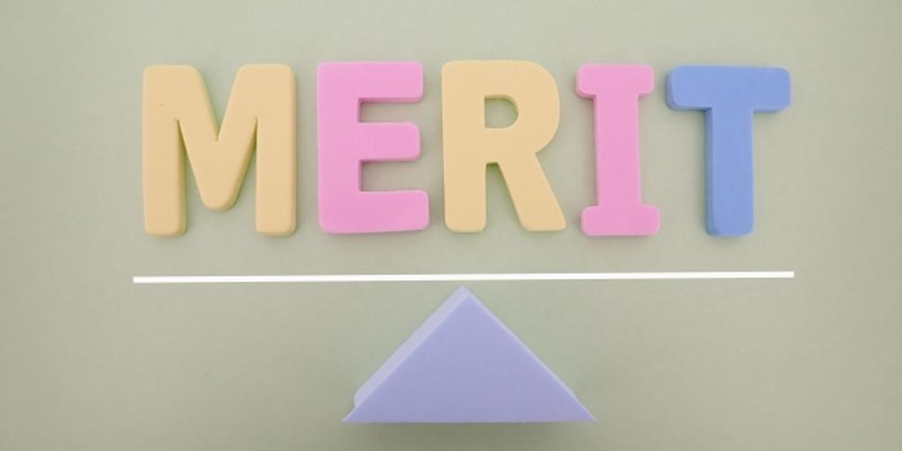 「MERIT」と書かれた文字と三角の土台のイメージ（メリットを表現）