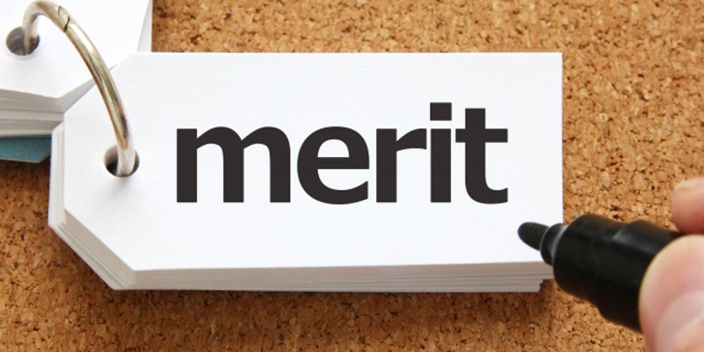 　コルクボードの上に置かれたタグに『merit』
