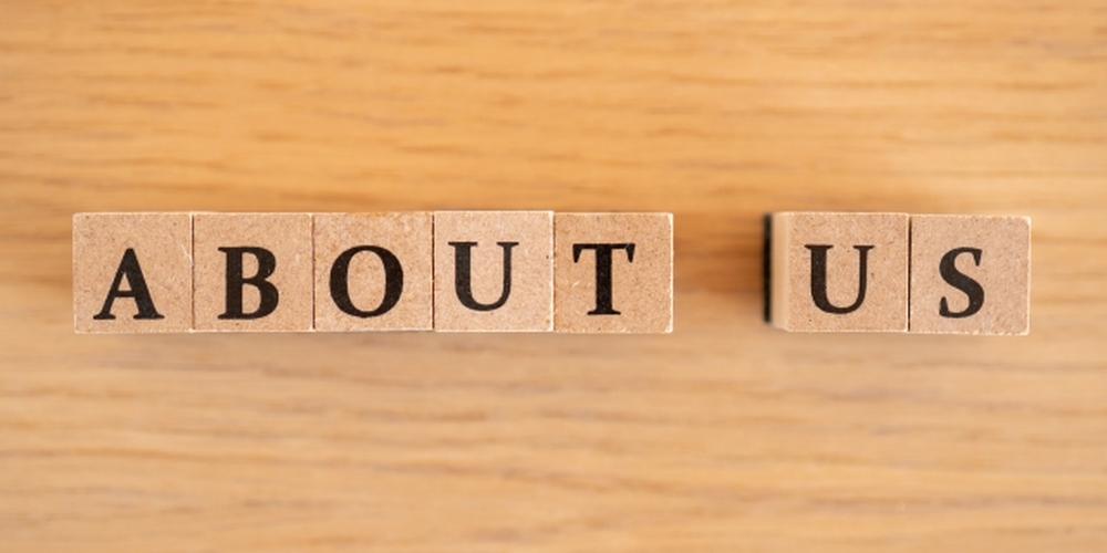 木製のブロックに「ABOUT US」