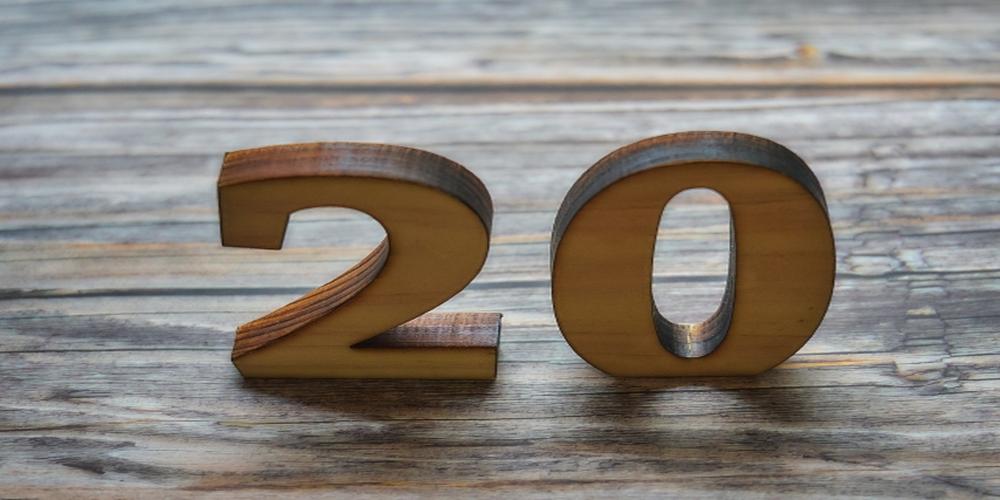 木目調の『20』の数字オブジェが床に置かれているイメージ