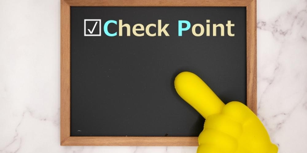 黒板に『Check Point』と書かれ、黄色い指のオブジェクト