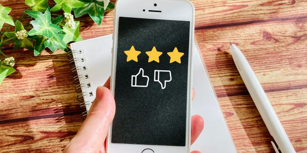 スマートフォンに表示された星と評価アイコン