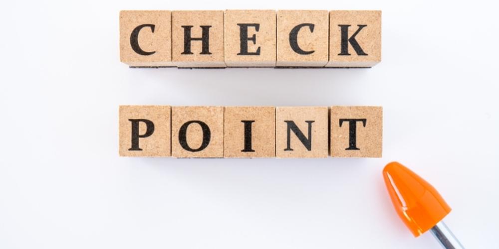 木のブロックに「CHECK」「POINT」と分かれて並び、右にオレンジのペンがある画像
