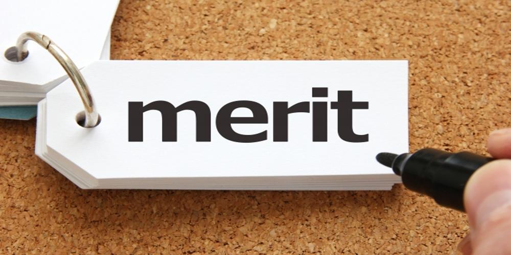 紙タグに印刷された『merit』の文字、企業やサービスの利点・価値を示す視覚要素