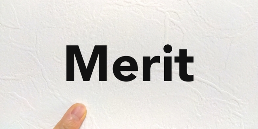 壁に書かれた『Merit』の文字と指差し｜メリットや利点を強調するイメージ