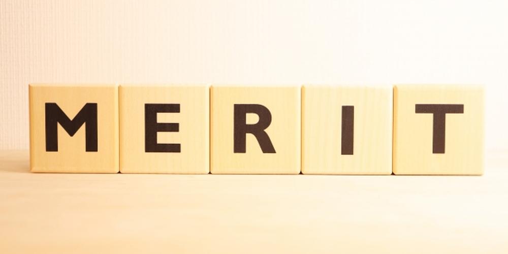 木製ブロックに「MERIT」