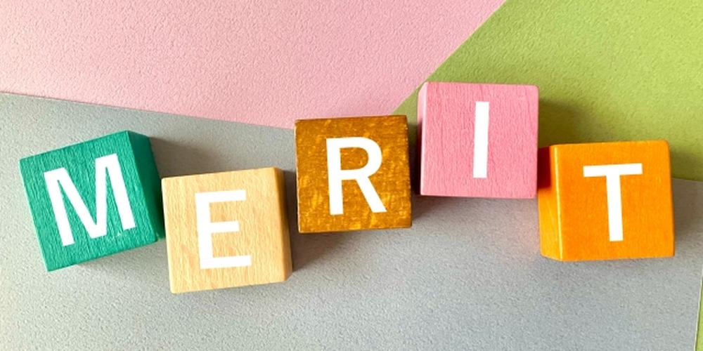 カラフルなブロックに「MERIT」と文字が並び、メリットを強調した明るいイメージ。 