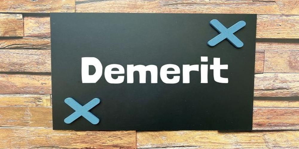 黒板風の背景に『Demerit』と書かれたカード、課題や注意点の可視化を意図したビジュアル