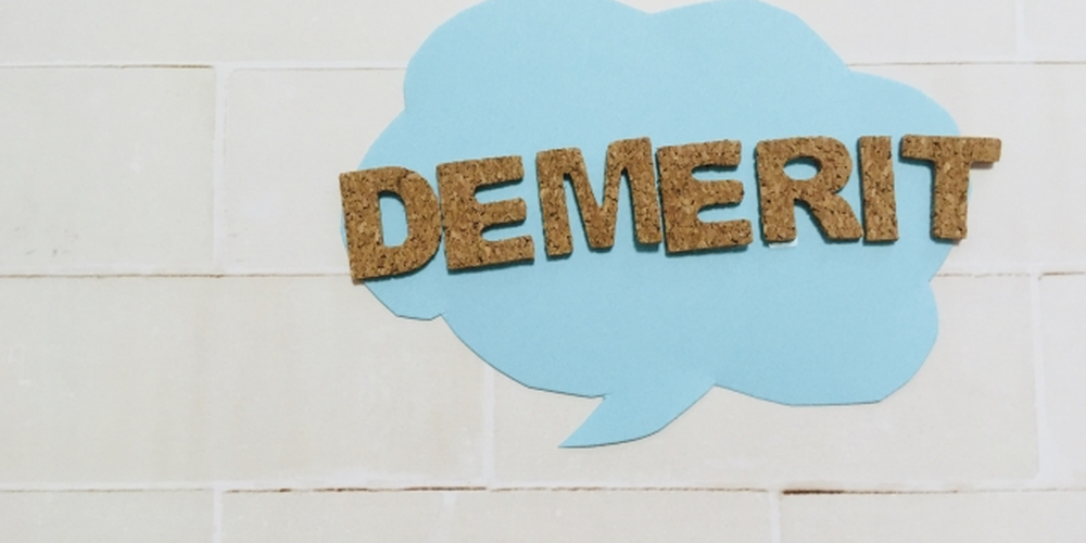 青い吹き出しと“DEMERIT”の文字｜デメリットや注意点を強調するイメージ
