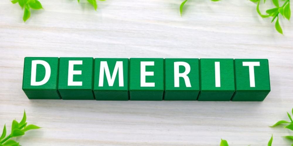 緑の葉と一緒に配置された「DEMERIT（デメリット）」