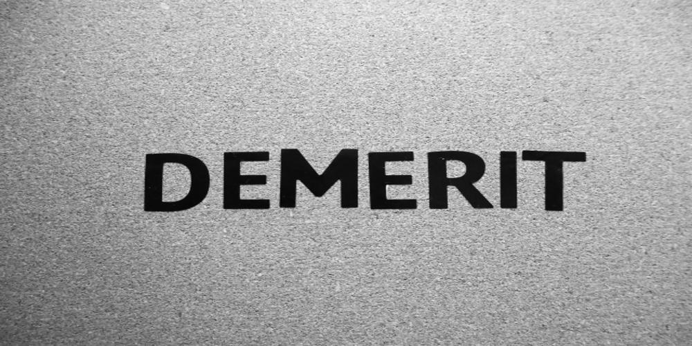 グレーの背景に黒文字で『DEMERIT』と表示されたシンプルなデザイン、課題やリスクを象徴するビジュアル表現