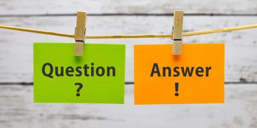 　『Question』と『Answer』のカードが紐にクリップで吊るされている