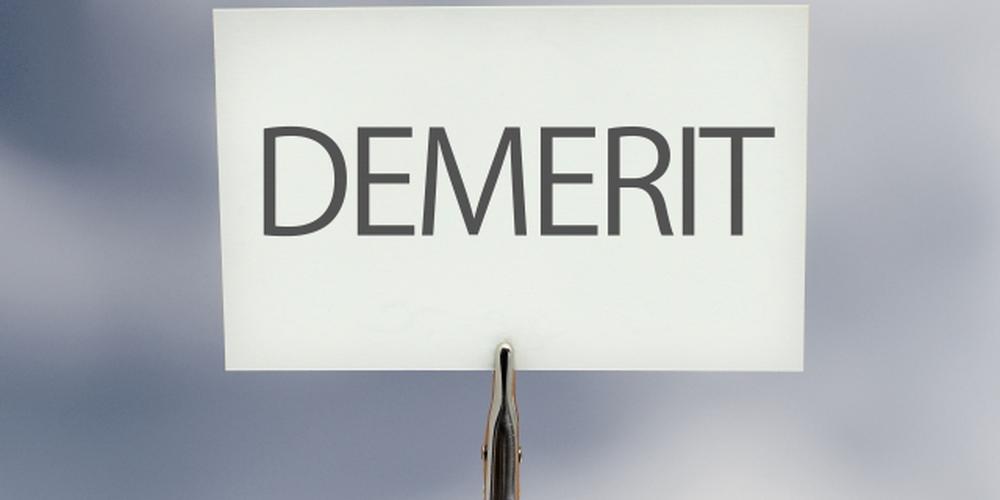 グレーの背景に「DEMERIT」と書かれたカード