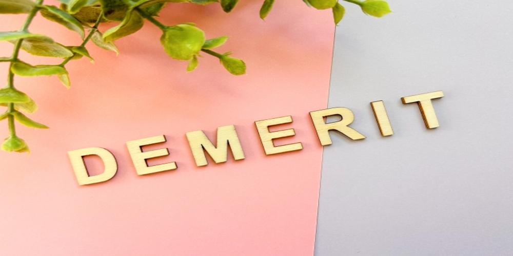 『DEMERIT』の文字が並んだ装飾背景、サービスや製品の課題・注意点を表現するビジュアル」
