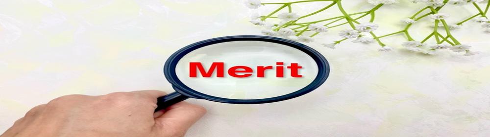 虫眼鏡で『Merit』の文字を強調しているイメージ