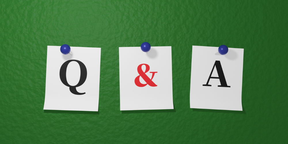 緑色のボードにピンで留められた「Q」「&」「A」