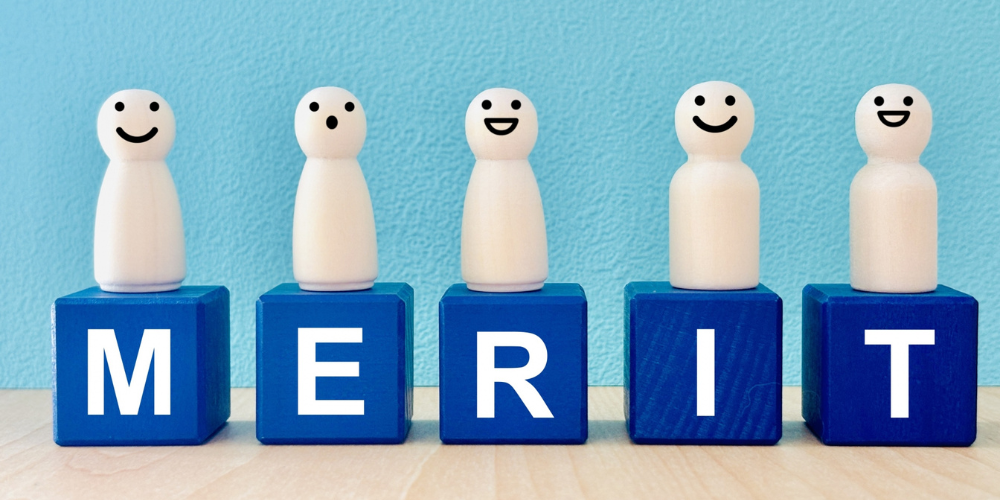 青いキューブに「M E R I T」の文字