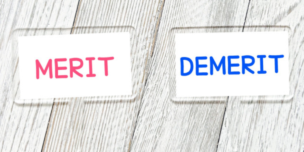 木目調の背景に「MERIT」と「DEMERIT」と書かれたカードが並ぶイメージ