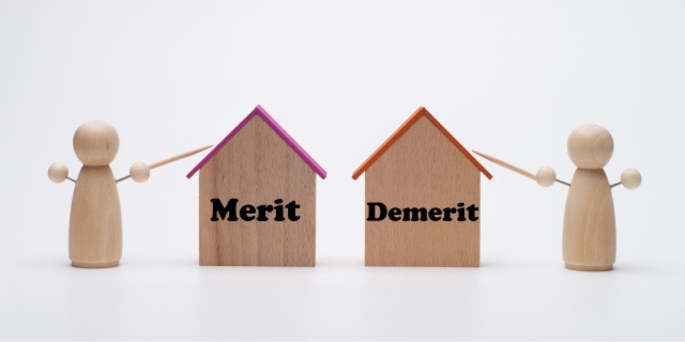 木の家に「Merit」「Demerit」と書かれたメリット・デメリット比較のイメージ